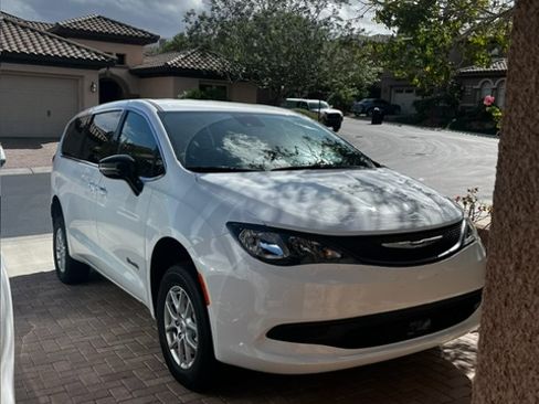 Used 2025 Chrysler Voyager LX image 1