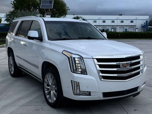Used 2019 Cadillac Escalade Premium Luxury RWD image 2