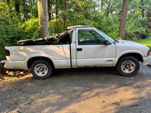 Used 1995 Chevrolet S10 Pickup 2WD Regular Cab image 1