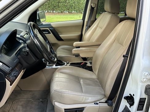 Used 2011 Land Rover LR2 HSE image 8