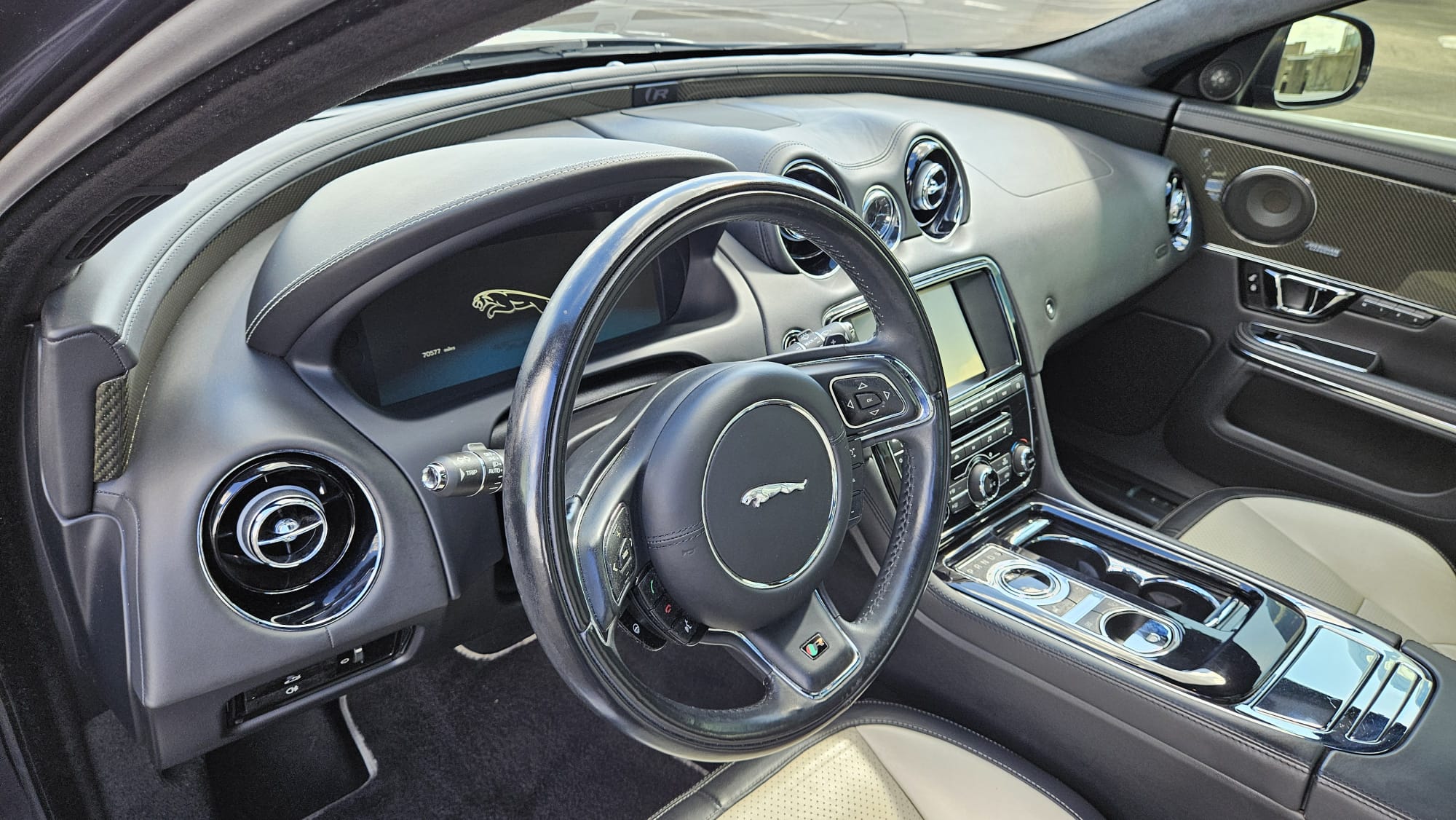 Used 2014 Jaguar XJ R RWD image 16