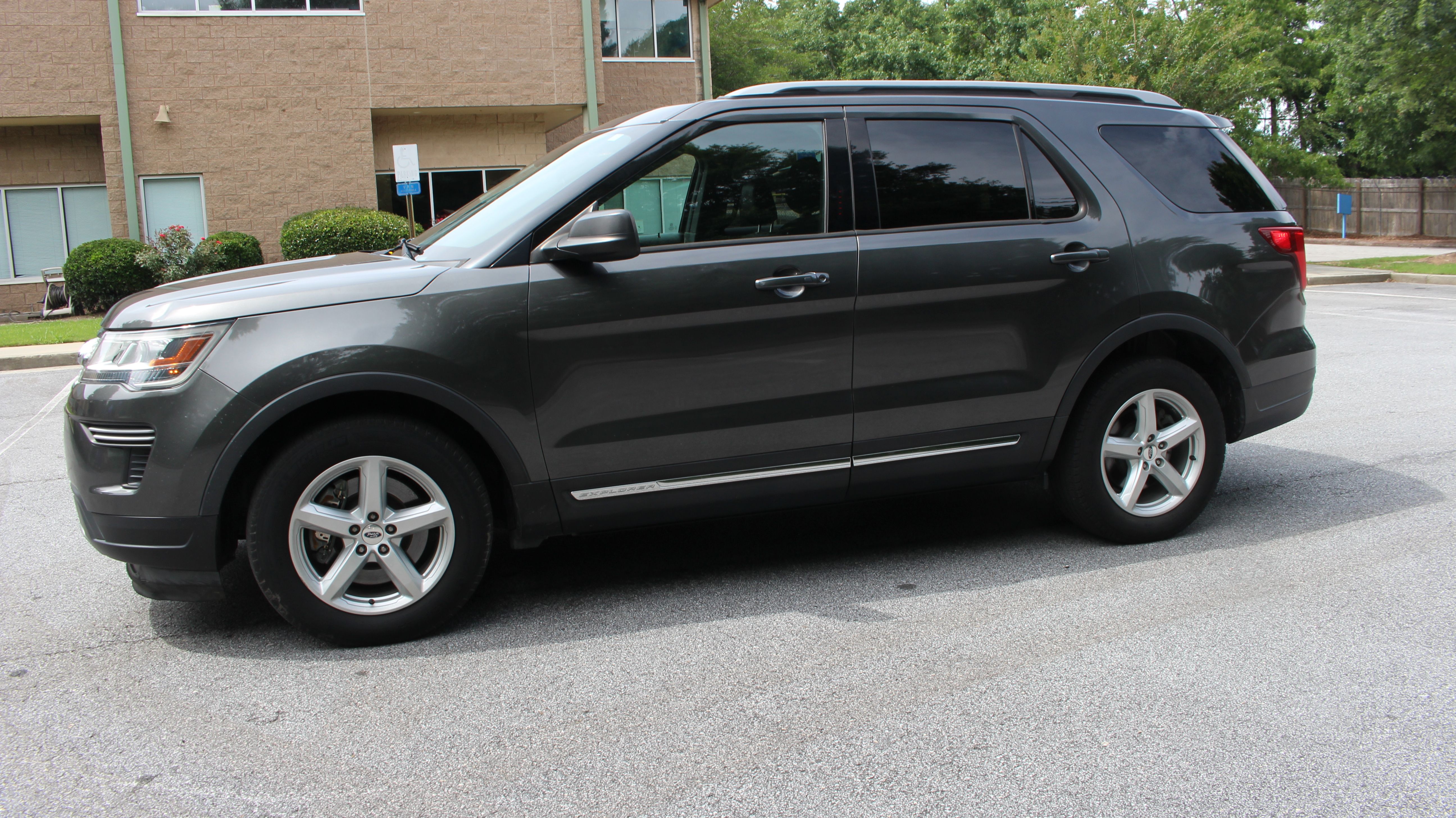Used 2019 Ford Explorer XLT w/ Class III Trailer Tow Package FWD image 1