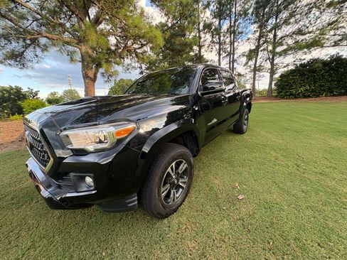 Used 2018 Toyota Tacoma TRD Sport RWD image 5