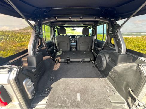 Used 2018 Jeep Wrangler Unlimited Sahara image 10