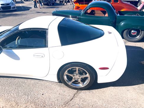 Used 1999 Chevrolet Corvette Coupe w/ Memory Pkg image 18