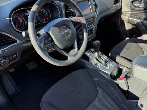 Used 2019 Jeep Cherokee Latitude w/ Popular Appearance Group image 9