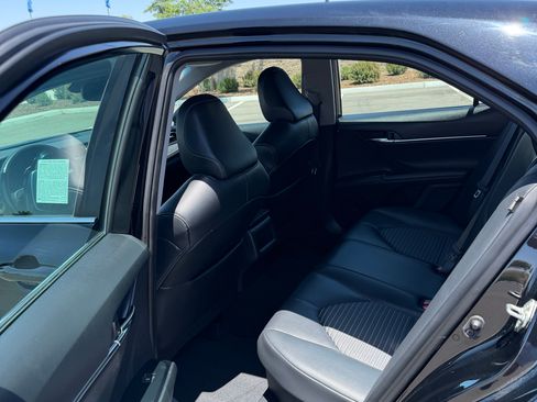 Used 2020 Toyota Camry SE w/ Sunroof Package FWD image 10