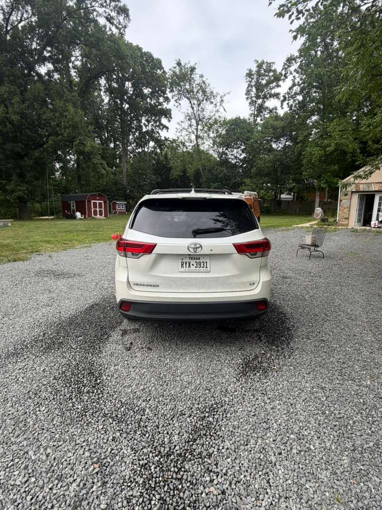 Used 2017 Toyota Highlander Plus FWD image 5