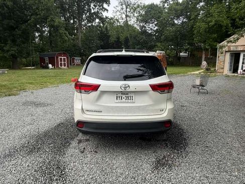 Used 2017 Toyota Highlander Plus FWD image 5