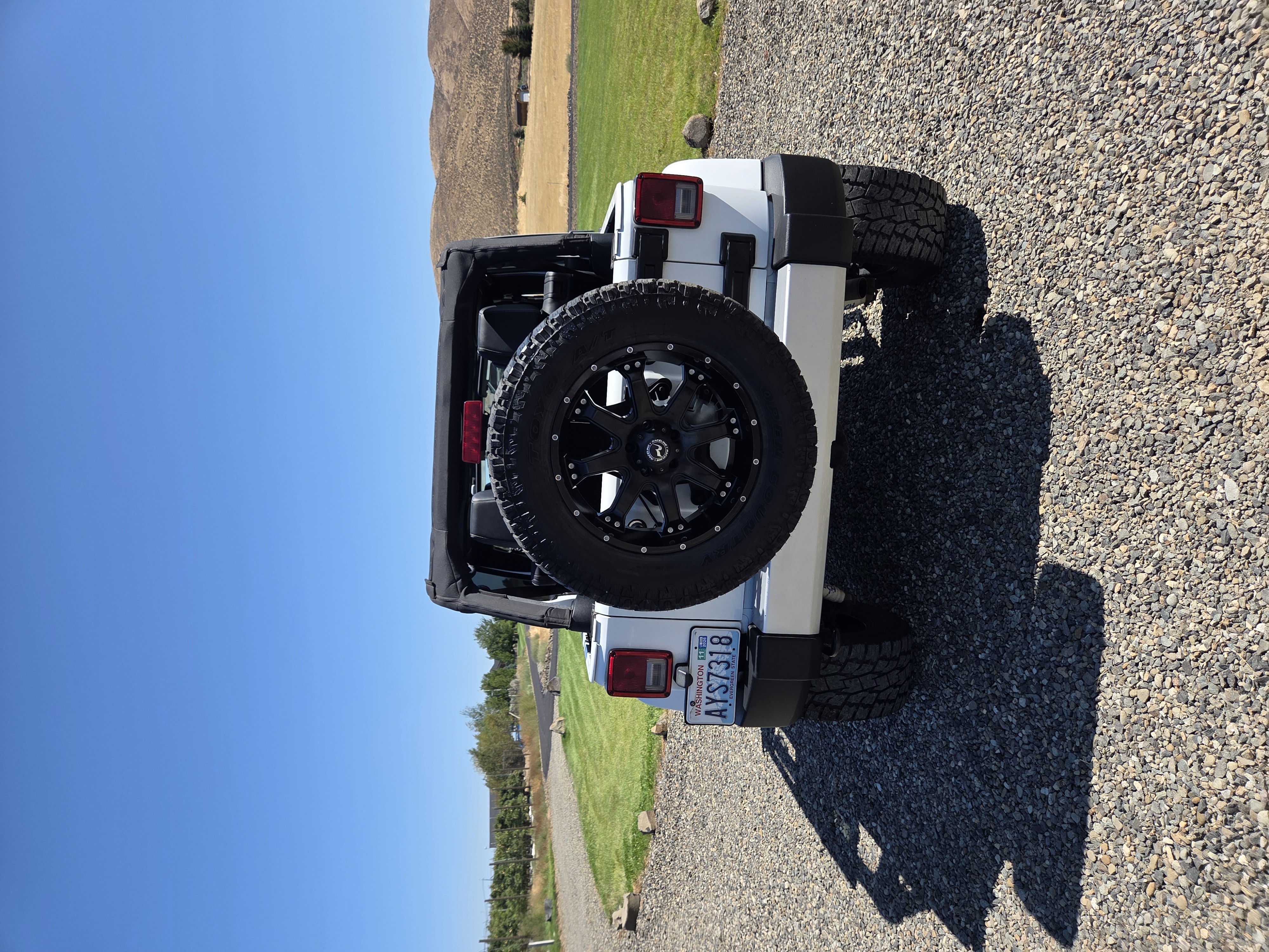 Used 2015 Jeep Wrangler Unlimited Sahara w/ Connectivity Group AWD/4WD image 9