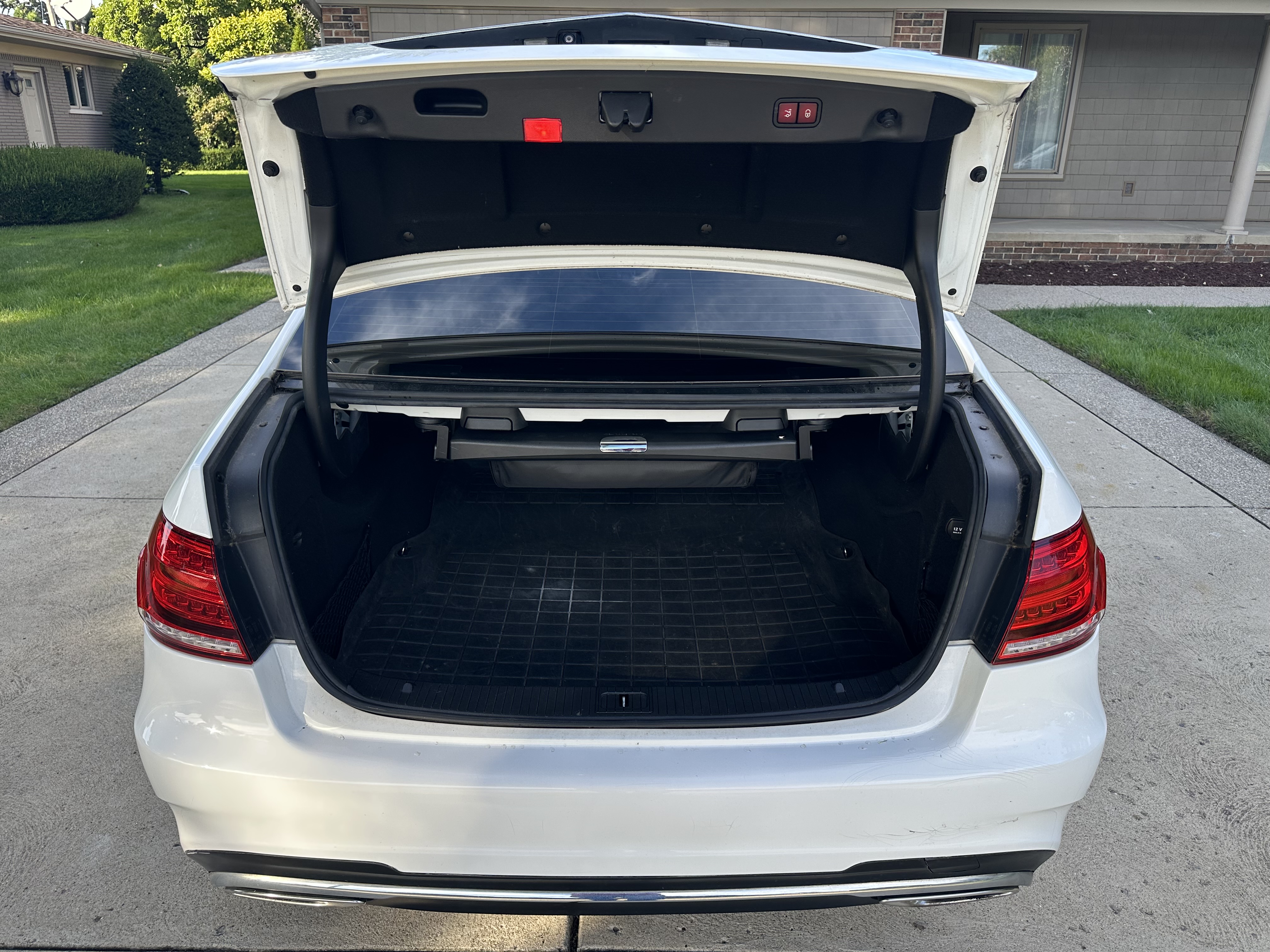 Used 2014 Mercedes-Benz E 350 4MATIC Sedan image 8