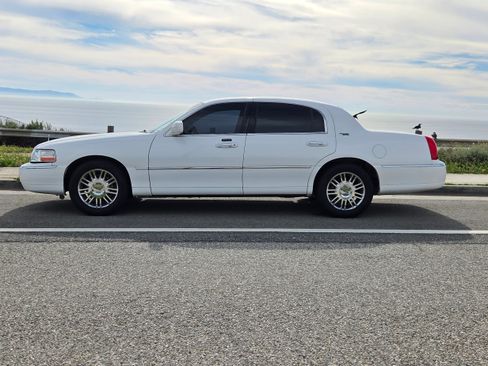Used 2008 Lincoln Town Car Signature Limited image 2