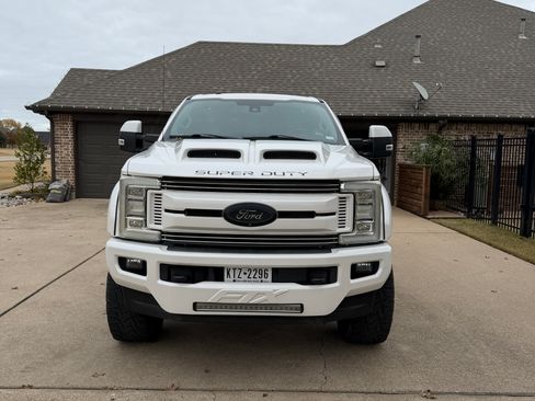 Used 2018 Ford F250 Lariat w/ Lariat Ultimate Package image 2