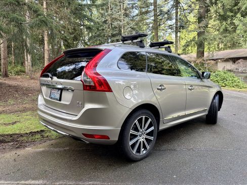 Used 2016 Volvo XC60 T5 Premier w/ Proximity Package image 9