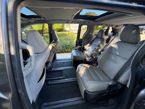 Used 2017 Toyota Sienna Limited image 9