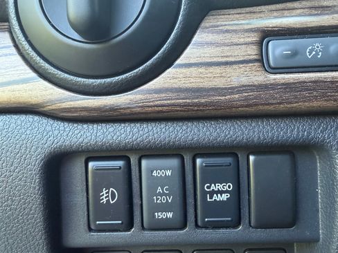 Used 2018 Nissan Titan SL AWD/4WD image 16
