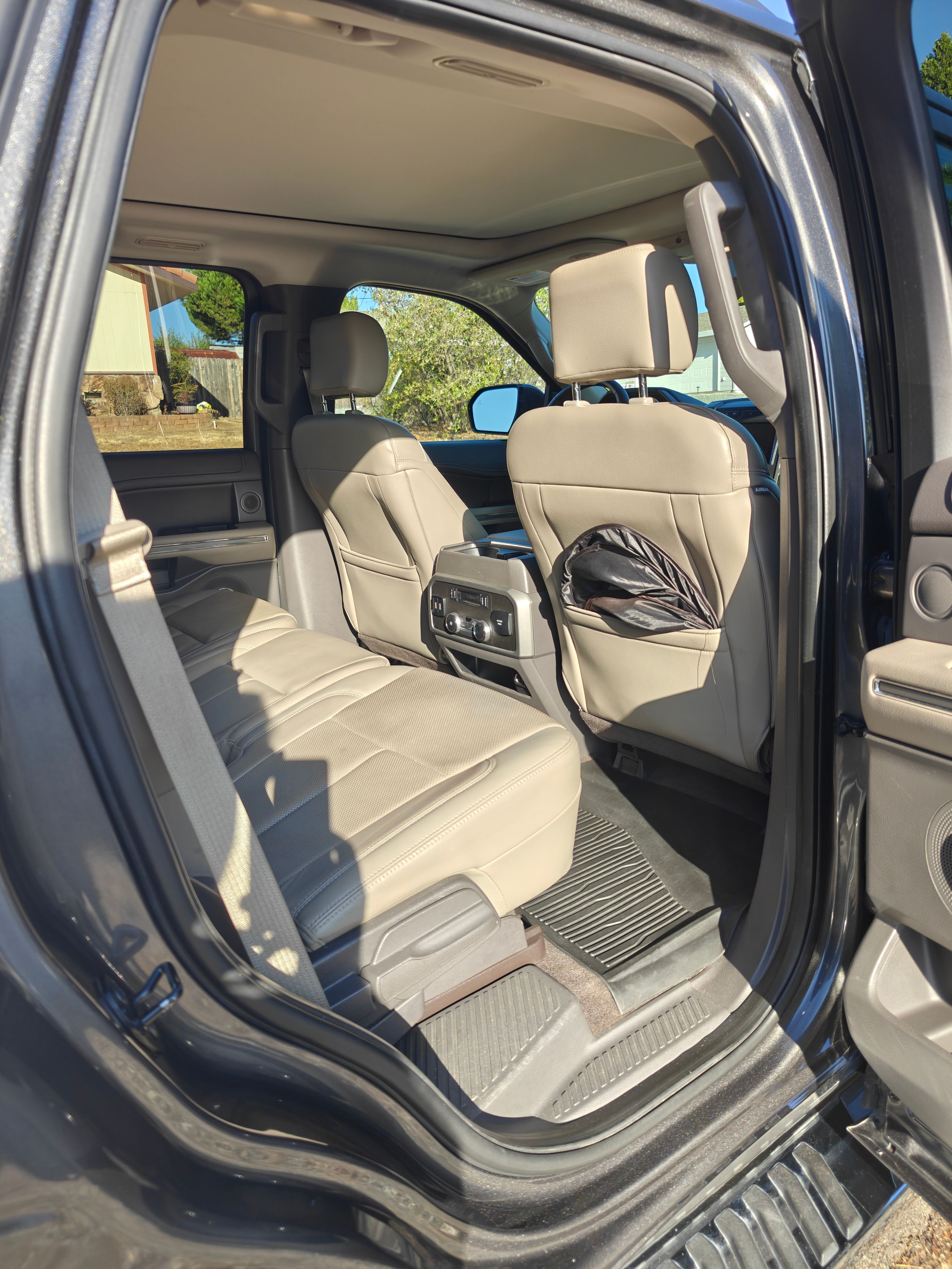 Used 2018 Ford Expedition XLT w/ Equipment Group 202A AWD/4WD image 23
