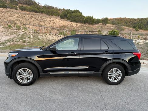 Used 2021 Ford Explorer XLT w/ Equipment Group 202A image 14