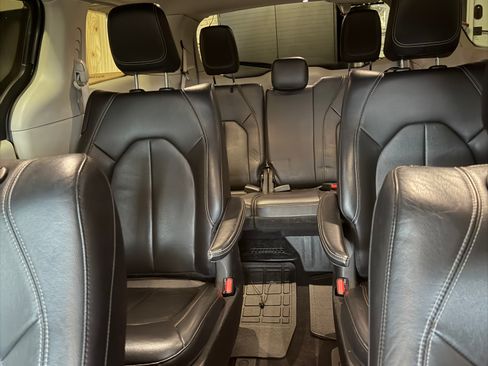 Used 2022 Chrysler Pacifica Touring-L image 13