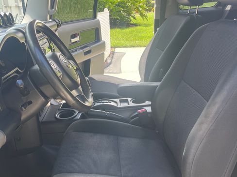 Used 2007 Toyota FJ Cruiser 2WD w/ Upgrade Pkg 1 image 12