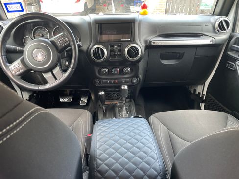 Used 2018 Jeep Wrangler Unlimited Sahara w/ Connectivity Group image 5