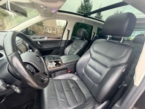 Used 2015 Volkswagen Touareg VR6 image 9