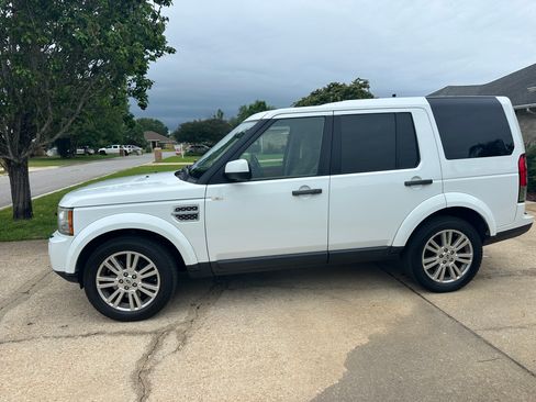 Used 2011 Land Rover LR4 HSE AWD/4WD image 2