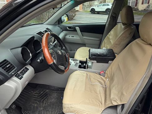 Used 2011 Toyota Highlander Limited w/ Tech Pkg image 2