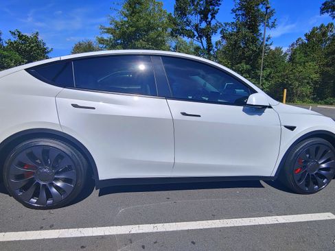 Used 2025 Tesla Model Y Performance image 12