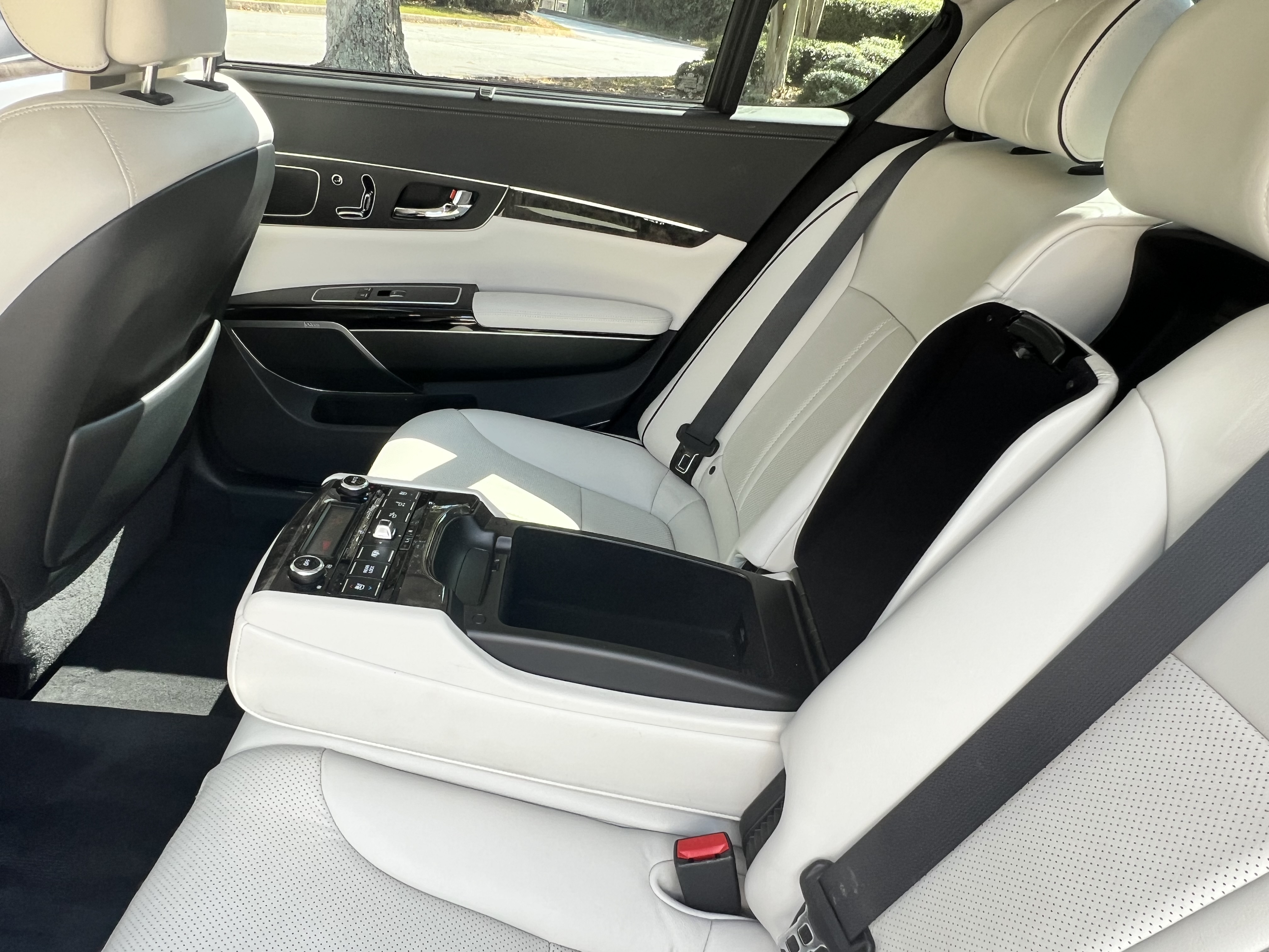Used 2015 Kia K900 Luxury w/ VIP Package (Discontinued) RWD image 13