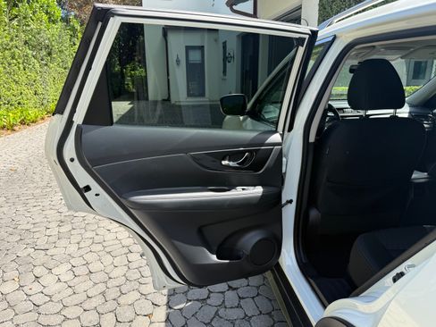 Used 2020 Nissan Rogue SV image 17