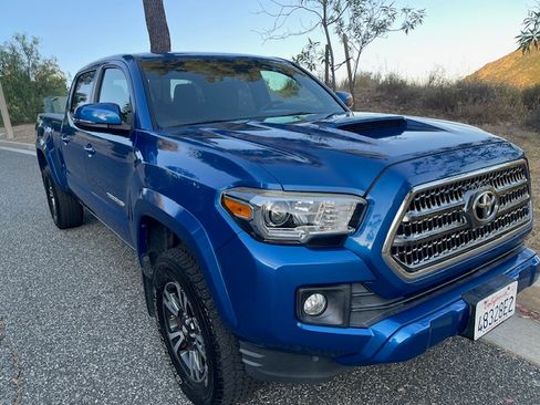 Used 2017 Toyota Tacoma TRD Sport RWD image 2