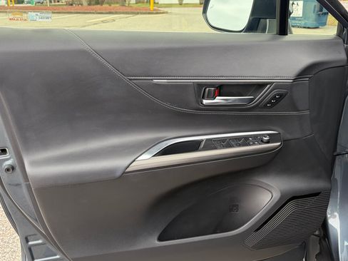 Used 2021 Toyota Venza XLE w/ Softex Package image 13