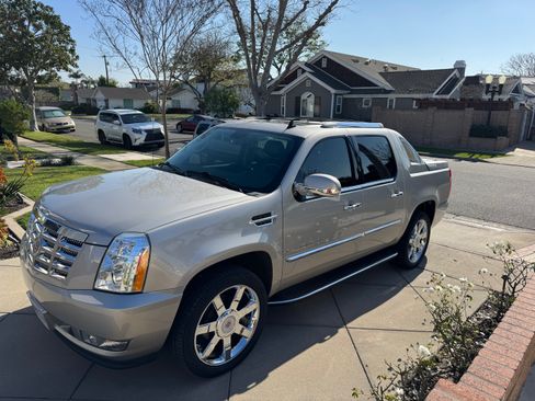 Used 2008 Cadillac Escalade EXT image 1
