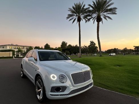 Used 2020 Bentley Bentayga Plug-In Hybrid image 15