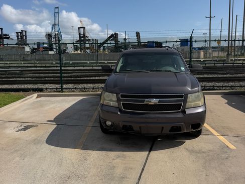 Used 2011 Chevrolet Suburban LT RWD image 2