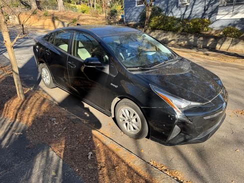 Used 2018 Toyota Prius Two image 5