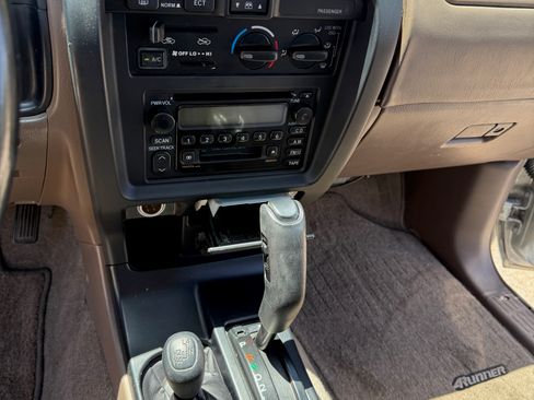 Used 2000 Toyota 4Runner SR5 AWD/4WD image 9