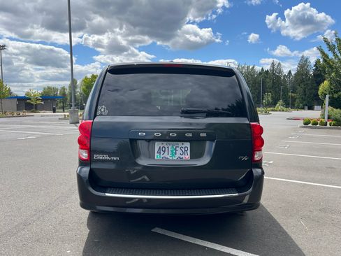 Used 2012 Dodge Grand Caravan R/T w/ Driver Convenience Group FWD image 5
