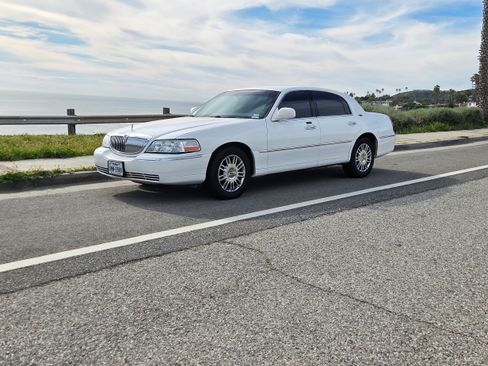 Used 2008 Lincoln Town Car Signature Limited image 4
