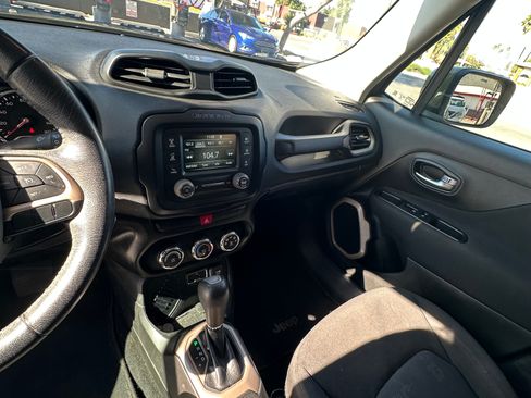 Used 2015 Jeep Renegade Latitude image 12