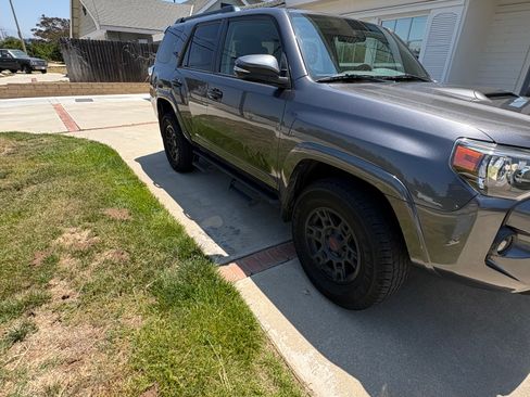 Used 2021 Toyota 4Runner TRD Off-Road Premium w/ Moonroof Package AWD/4WD image 5
