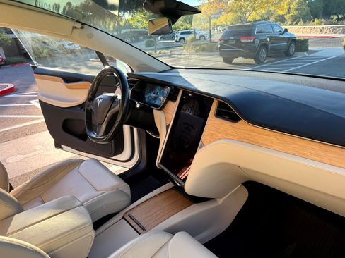 Used 2018 Tesla Model X 75D AWD/4WD image 5