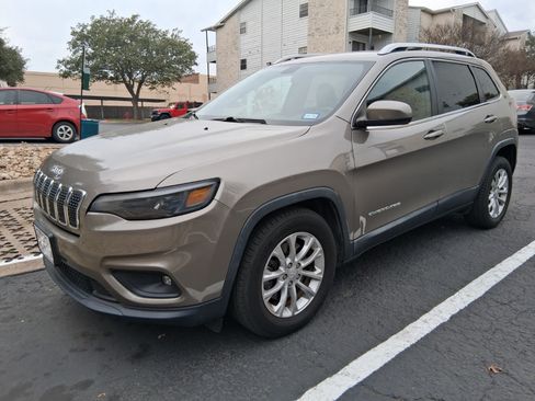 Used 2019 Jeep Cherokee Latitude w/ Popular Appearance Group image 4
