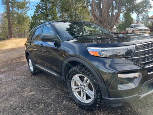 Used 2022 Ford Explorer XLT w/ Equipment Group 202A image 5