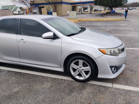Used 2014 Toyota Camry SE image 5