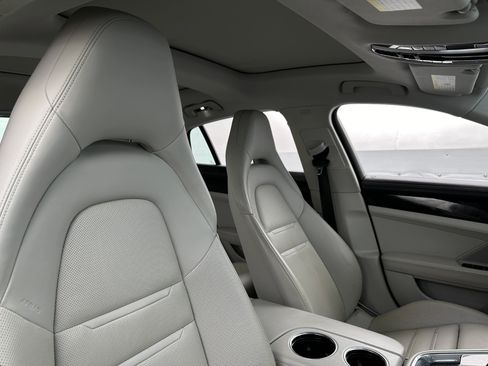 Used 2018 Porsche Panamera image 10
