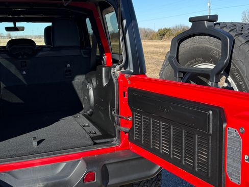 Used 2021 Jeep Wrangler Unlimited Rubicon w/ Xtreme Recon 35" Tire Package image 6