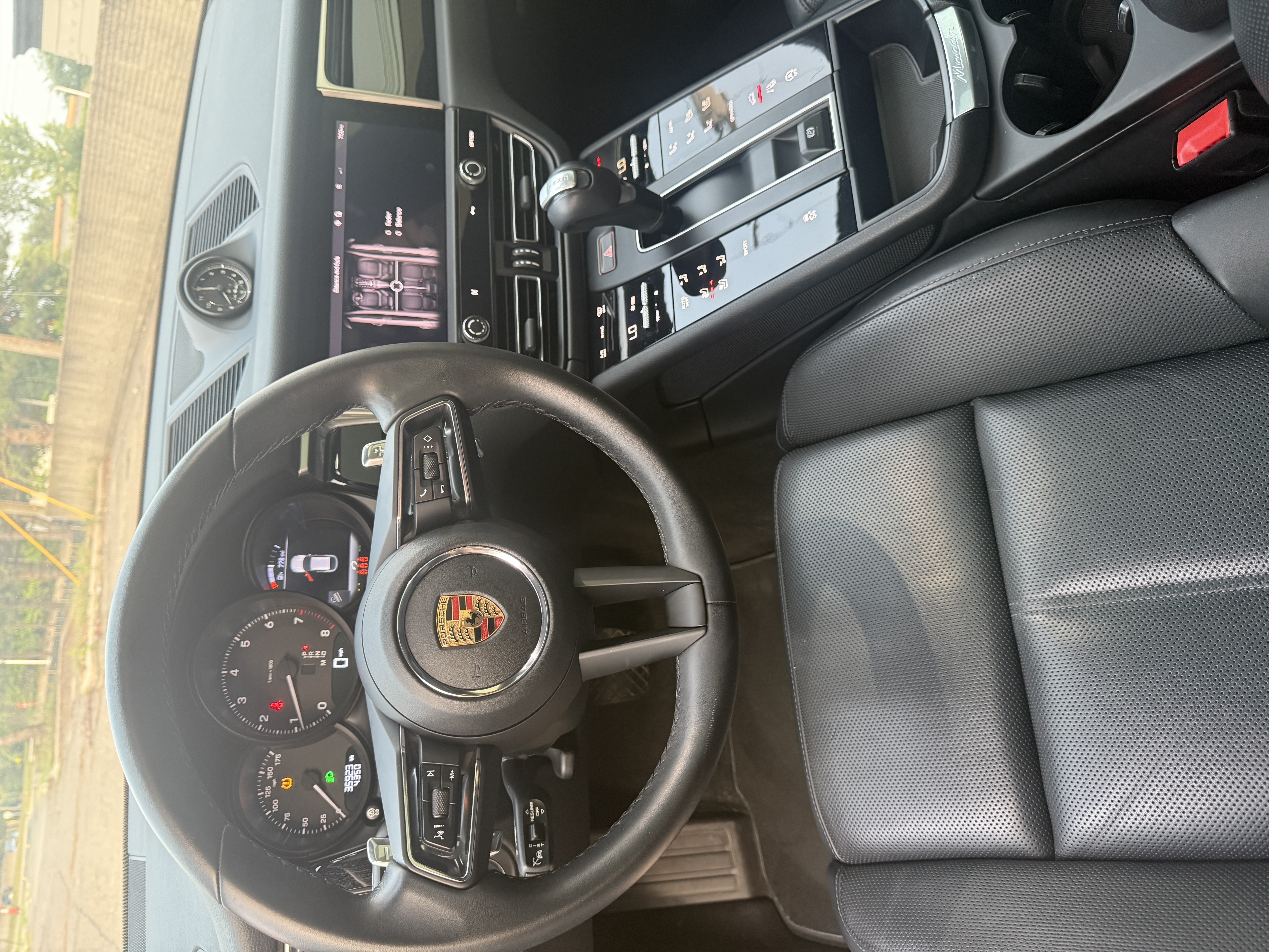 Used 2023 Porsche Macan AWD/4WD image 9