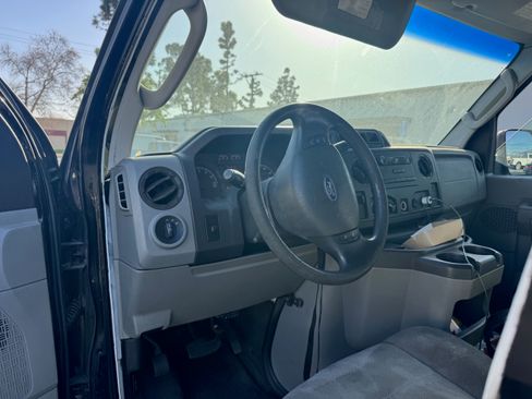 Used 2009 Ford E-150 and Econoline 150 Van 3D image 10